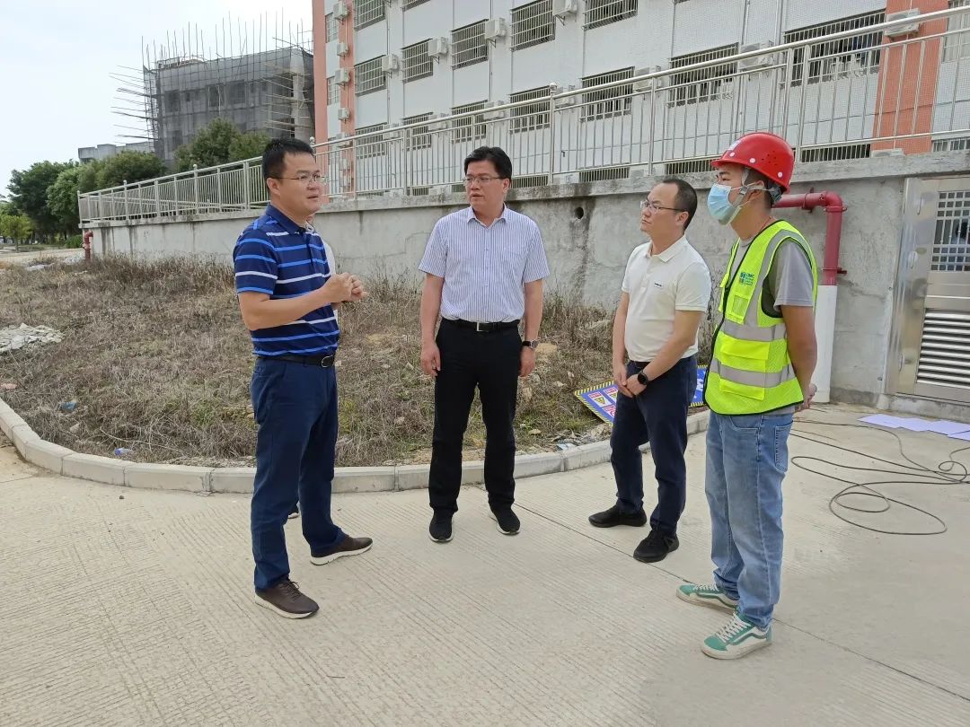 在恩平市健康驿站(方寿林中学)建设现场,黎沛荣强调,健康驿站的建设是