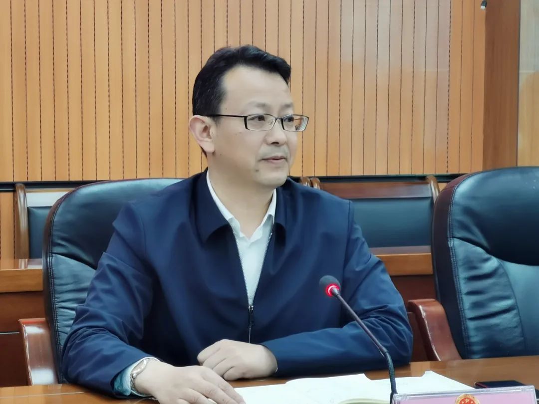 实地视察后,区人大常委会主任杨忠组织召开了平坝茶产业推进座谈会.