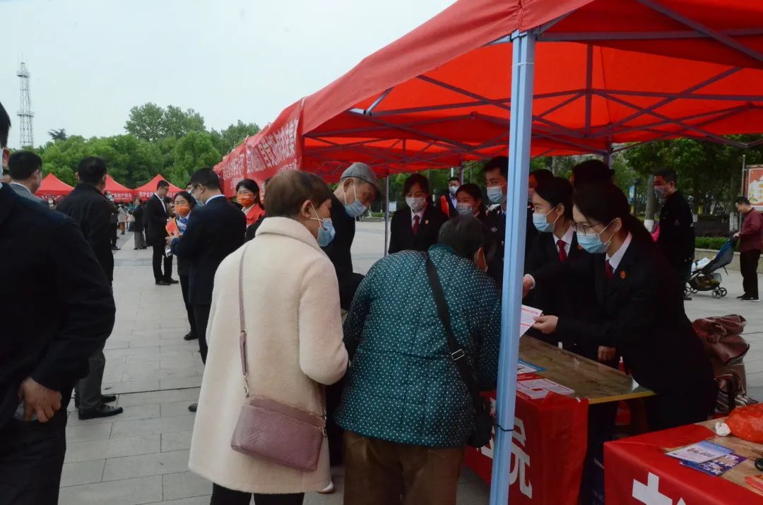 法院幹警通過向過往群眾發放宣傳海報,知識手冊等資料,普及國家安全法