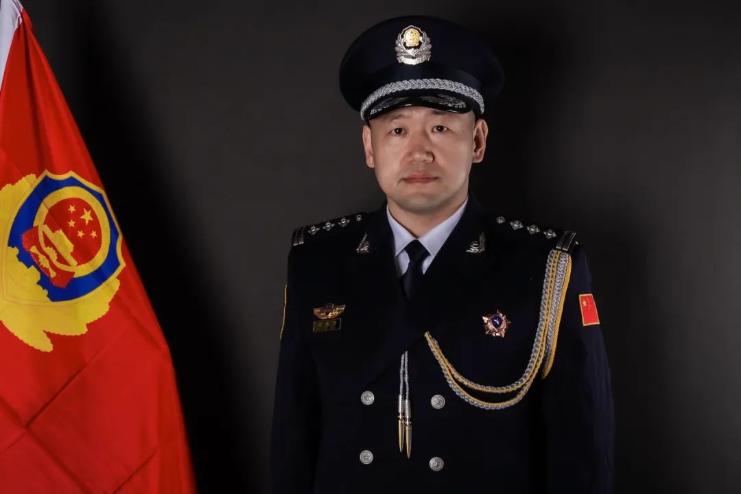 你好警礼服身披一身藏蓝奔赴下一场使命