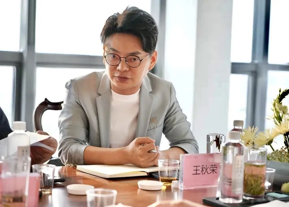 临安区举办临商茶叙区委书记杨国正表示要持续优化营商环境打好产业强