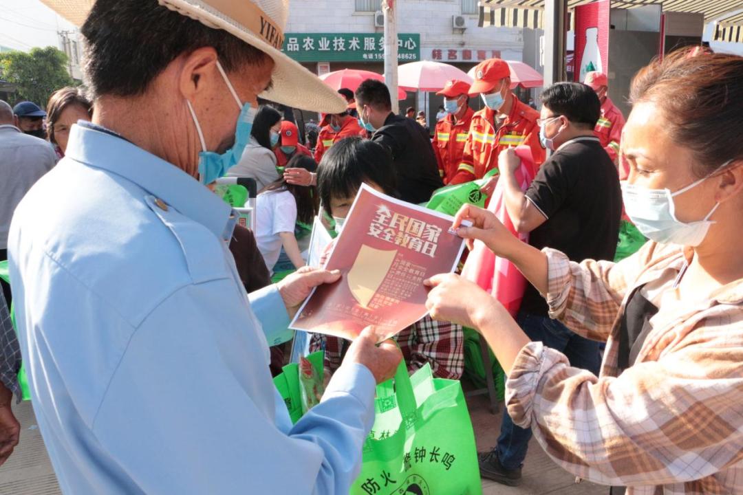 朋普鎮巡檢司鎮巡檢司鎮在集鎮區域開展主題宣傳,組織幹部職工,志願者