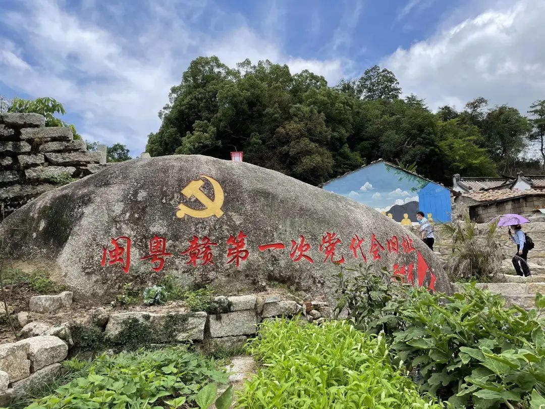 大南山革命旧址红场图片