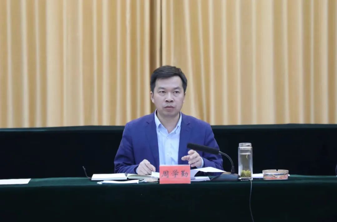 周学勤强调,做好这些重点工作,首先要解决好钱从哪里来,人往哪里去