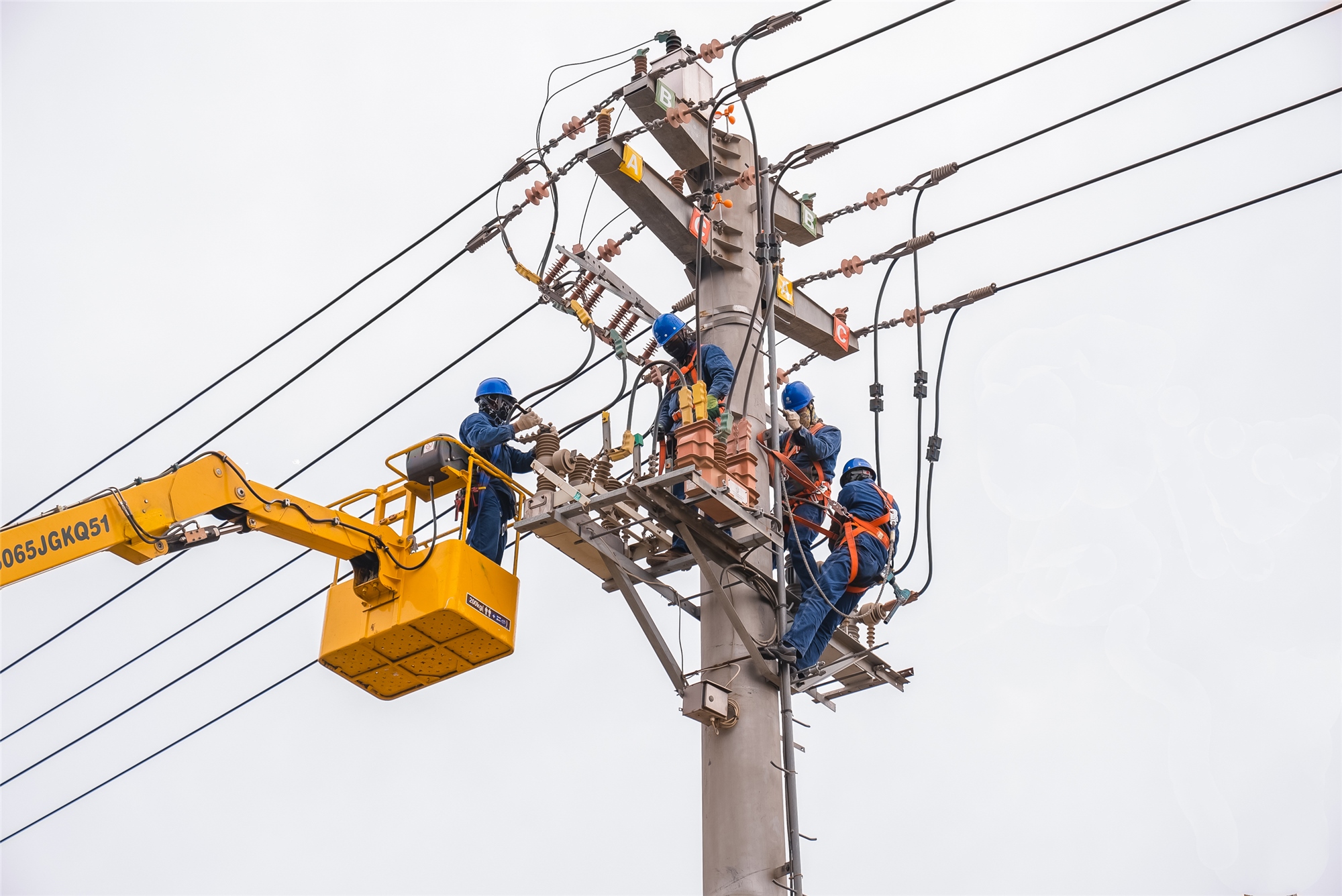 4月2日,國網張掖供電公司員工在10千伏121北城線更換聯絡開關.潘磊 攝