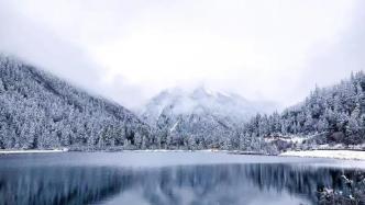 大雪持续至现在，达古冰川四月飞雪美如画