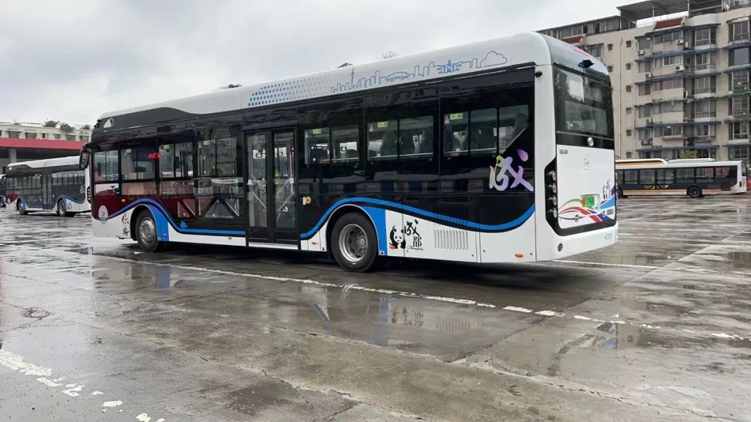 会过日子的成都人都在公交车上偷偷充电