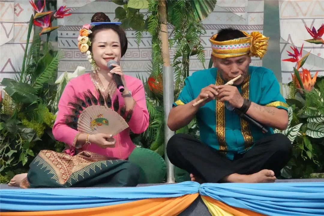 云过泼水节勐巴拉杯傣族章哈展演活动举办