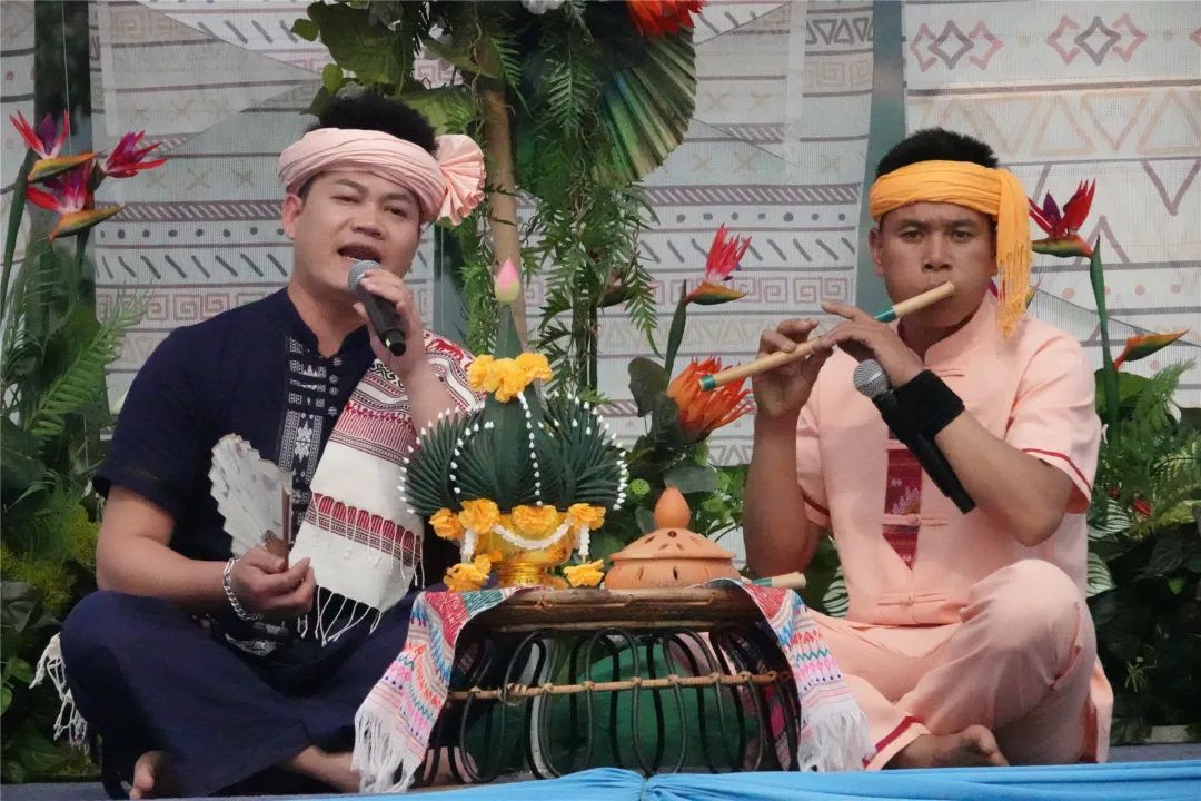 云过泼水节勐巴拉杯傣族章哈展演活动举办