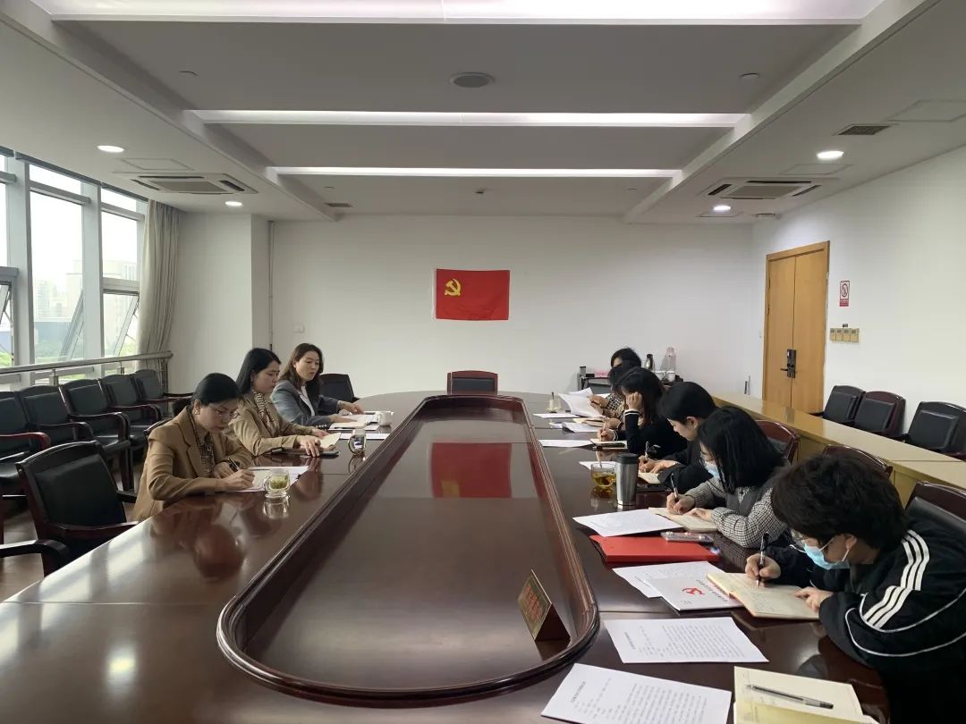 会上,支部书记殷影霞同志传达了市两会精神,市委书记刘小涛在市两会上