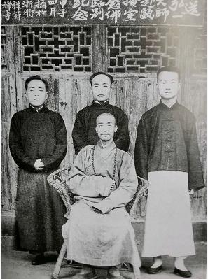 寂山法师(右)在温州留影1921年4月12日,弘一大师(中)与陶秉珍,朱章卿