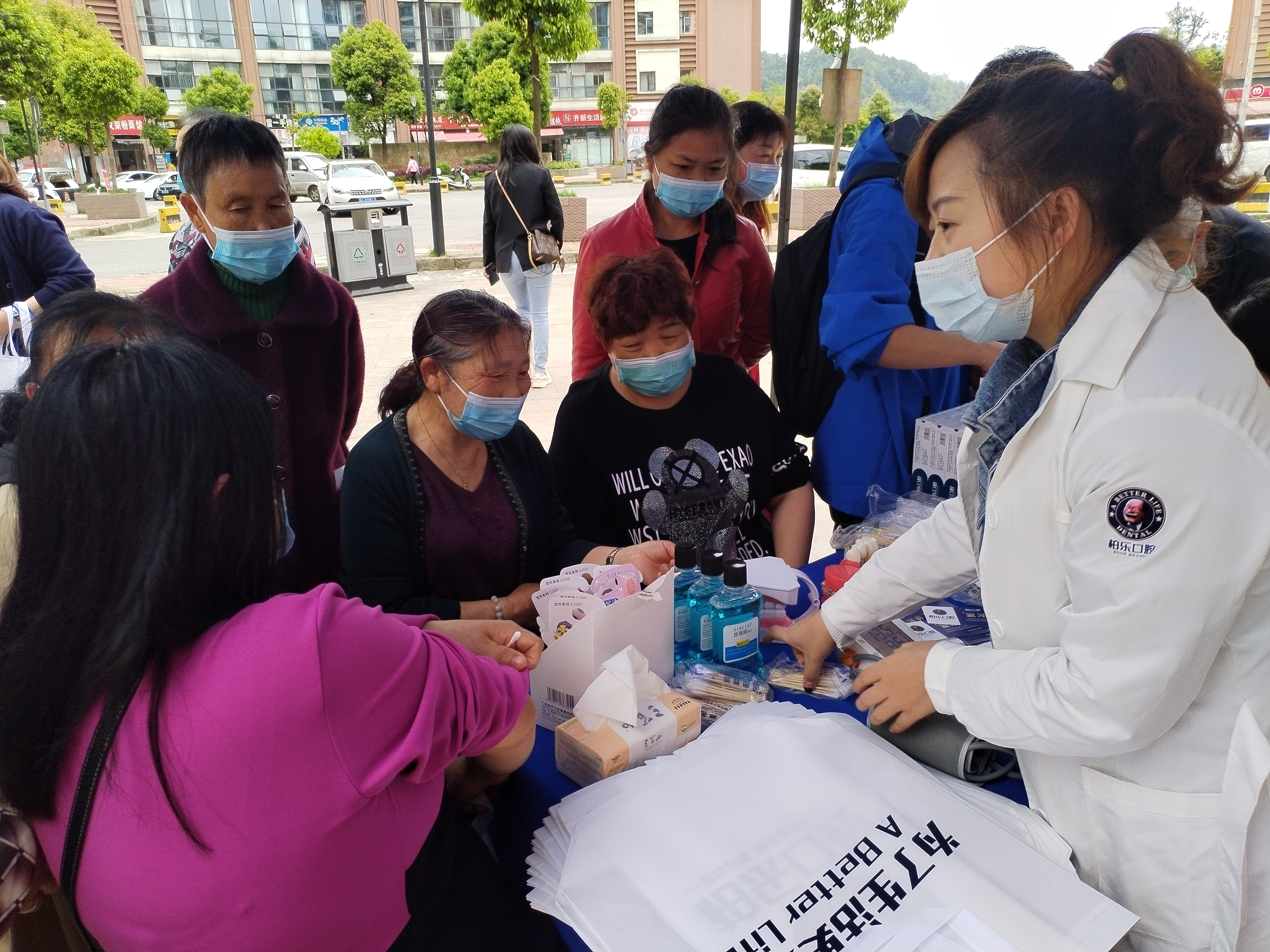 服务队与贵阳柏乐医院医疗志愿服务队在社区设点开展疫情防控戴口罩