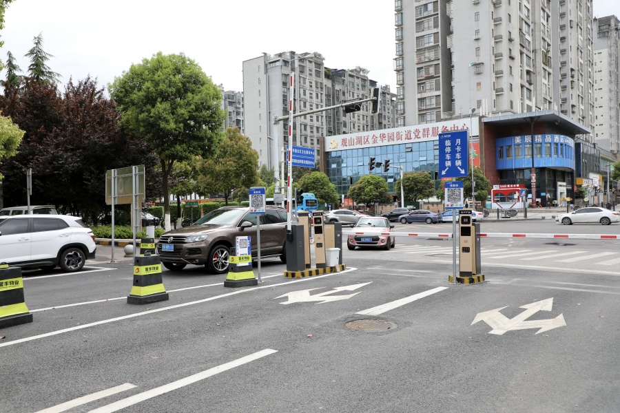 一圈两场三改破解停车难观山湖区这个露天停车场正式投用