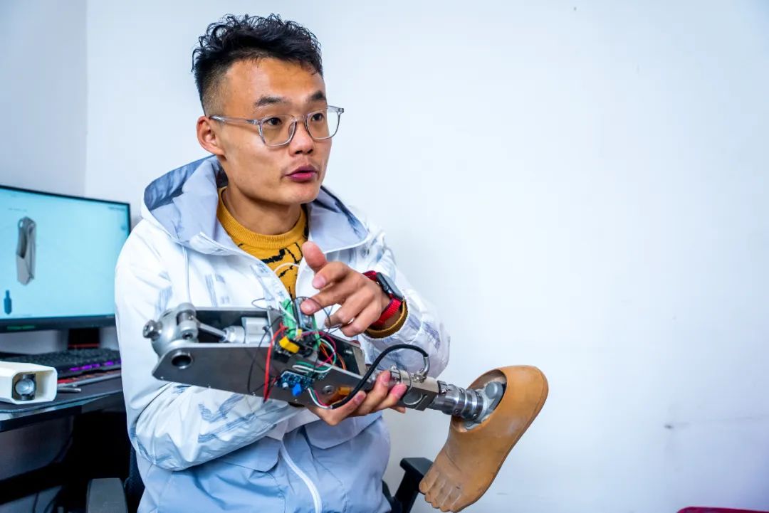 没被意外打倒失去一条腿的梁山小伙如今一路开挂