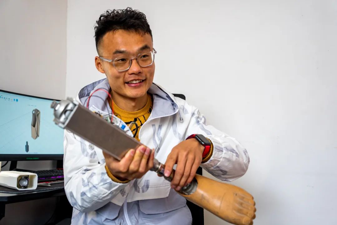 摸索中一路开挂重树信心后,梁开宇在义肢改造领域一路开挂.