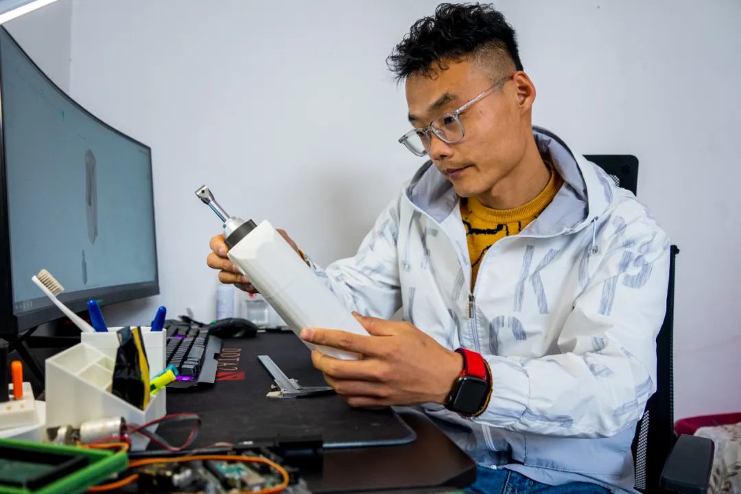 理工男的硬温暖4月5日,梁开宇在网络社交平台上传了《自制两轮"不倒翁