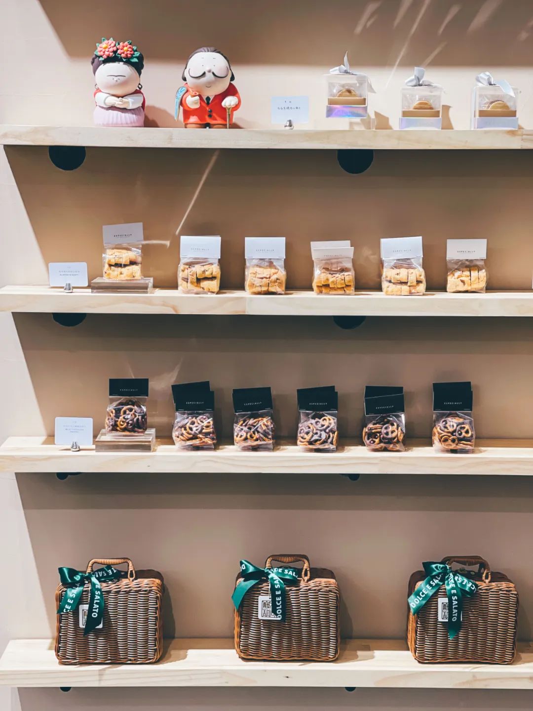 两个女生在杭州凤凰山脚下开了一家饼干店