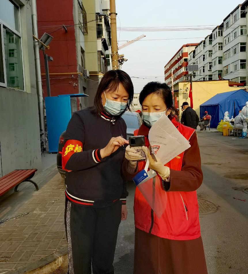 路東社區第七網格網格員孟麗英還在群裡通知第二天小區抗原檢測的佈署