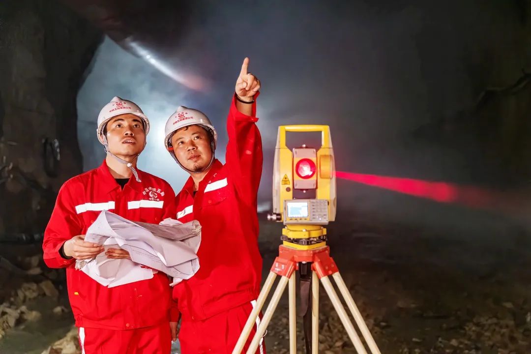 施工人员在隧道内开展测量.