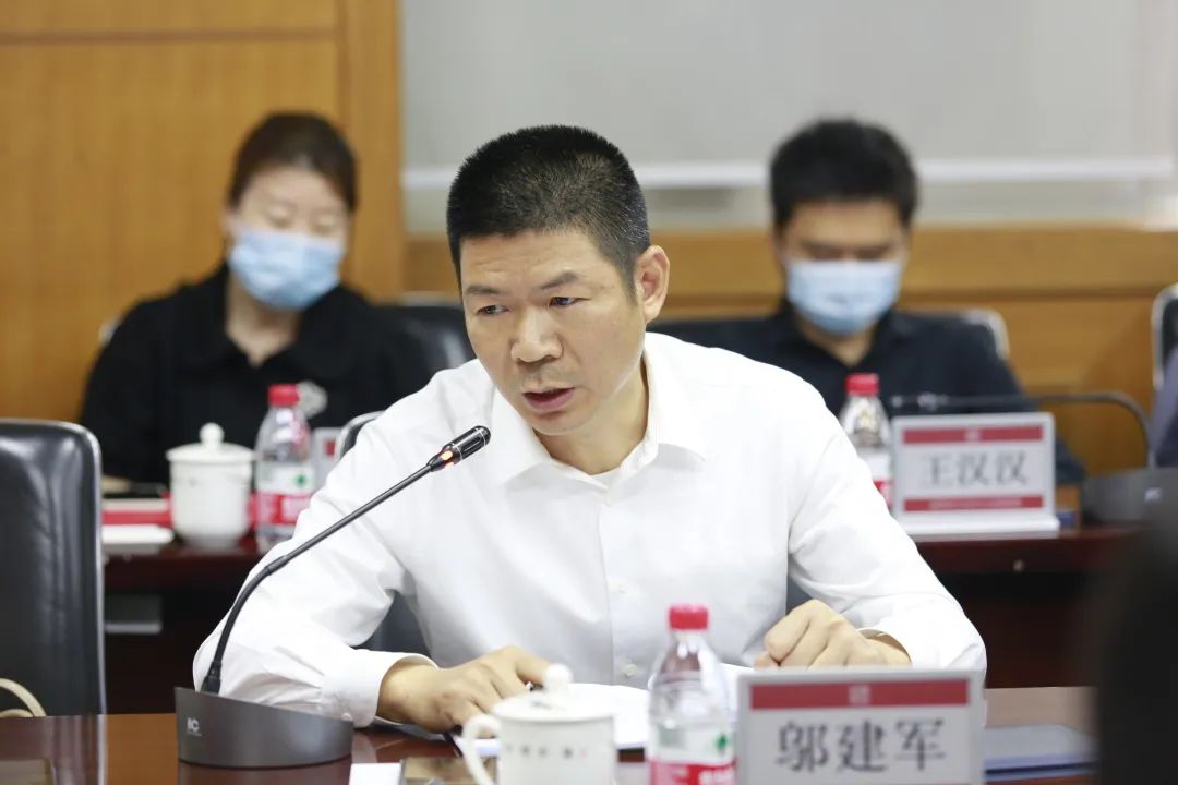 区人大代表邬建军"应当针对未成年人心理特点,精准有效地开展法制宣传