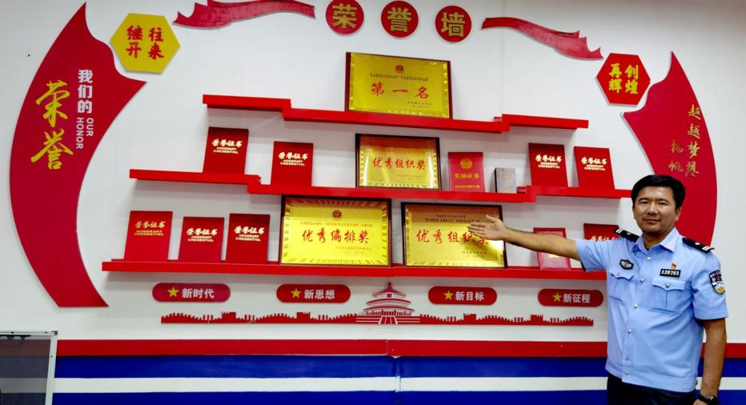 赛米·艾尼展示派出所的荣誉墙"在职务和待遇没有变化的情况下,你