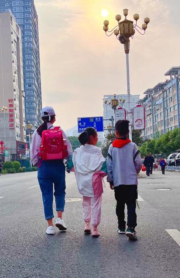 大手牵小手上学途中疫外的温暖