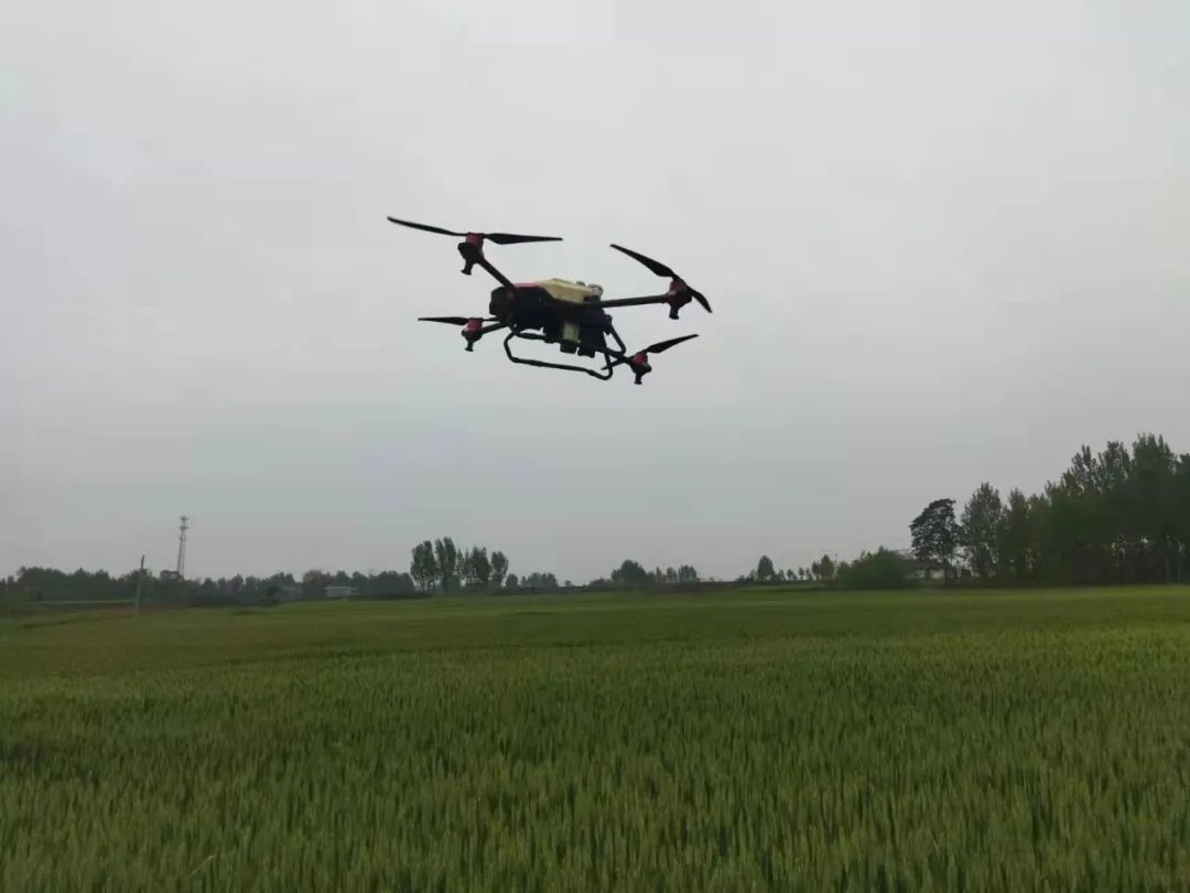 鎮平縣楊營鎮高科技噴灑農藥無人機助力麥田管理