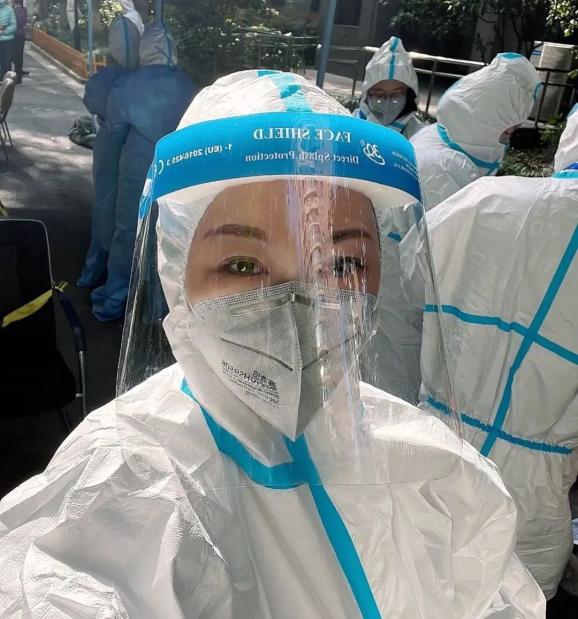 党员陆天艳(上图)协助社区外国居民注册登记核酸码,维持全员核酸采用