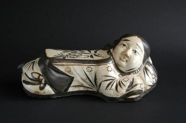 云游清水‖清水宝藏之宋磁州窑白地黑彩卧女形瓷枕