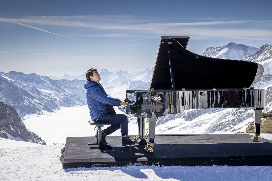 明星钢琴家郎朗在少女峰欧洲之巅