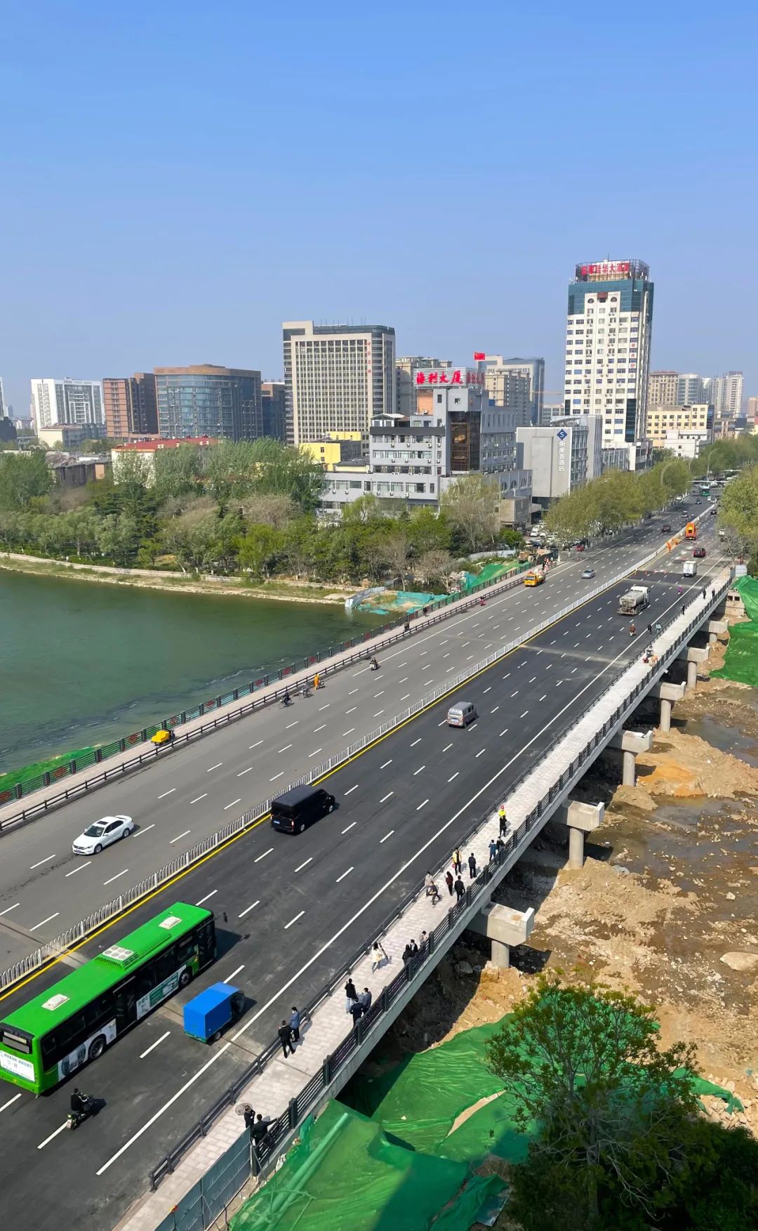 双向八车道敞亮
