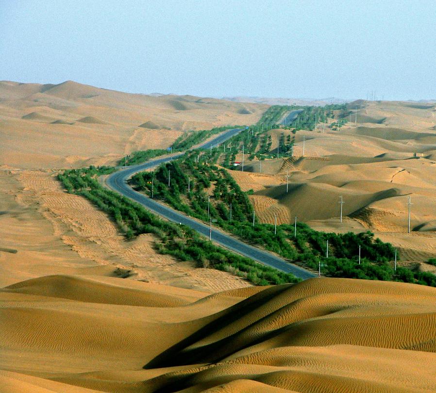 宽七十多米的"绿色长城"是由约2000万棵树木形成的,保护塔里木沙漠