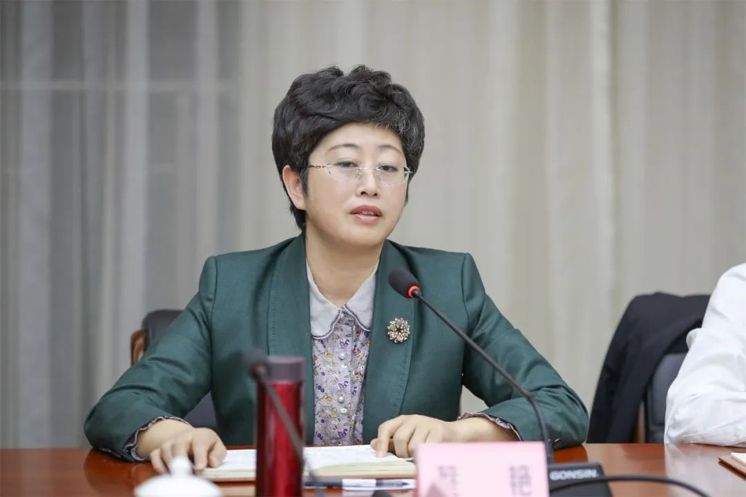 兰溪市委书记张群环主持并讲话,市领导朱俊华,吴丽娅等参加会议.