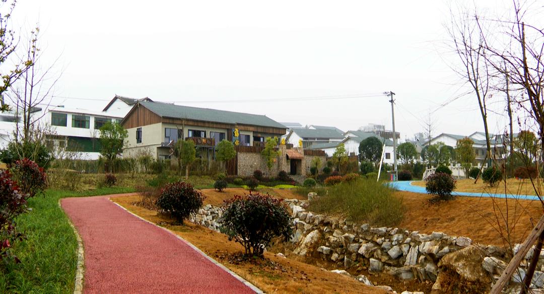 宿客民宿坐落于普定县白岩镇中心村讲义寨,这里树林环绕,临于溪水