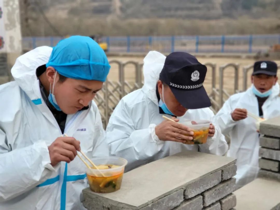 抗疫医护人员吃饭图片图片