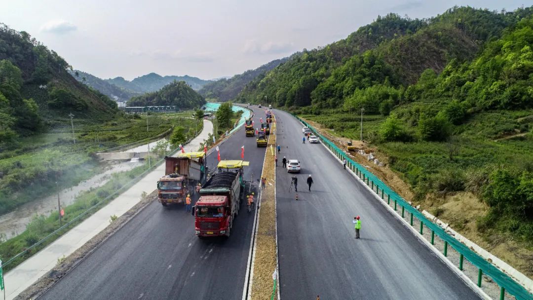 摊铺沥青德上高速池祁段冲刺十一通车