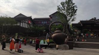 重庆一古镇现巨型“大茶壶”高度3.5米，茶壶采用紫铜