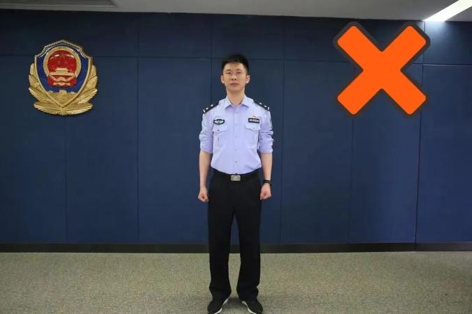 错误:衬衣下摆未系于裤腰内2正确:根据《公安机关人民警察内务条令》