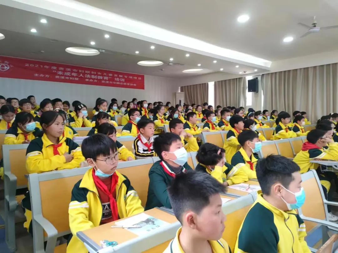 4月19日下午,贵溪市妇联联合贵溪市巾帼志愿者协会来到贵溪市第三中学