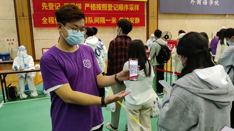 抗疫一线这些身影让人心安