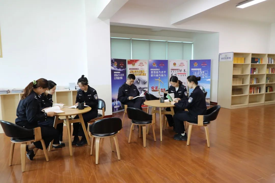 临渭公安分局图书阅览室2019年4月建成,占地100平方米,藏书3000余册