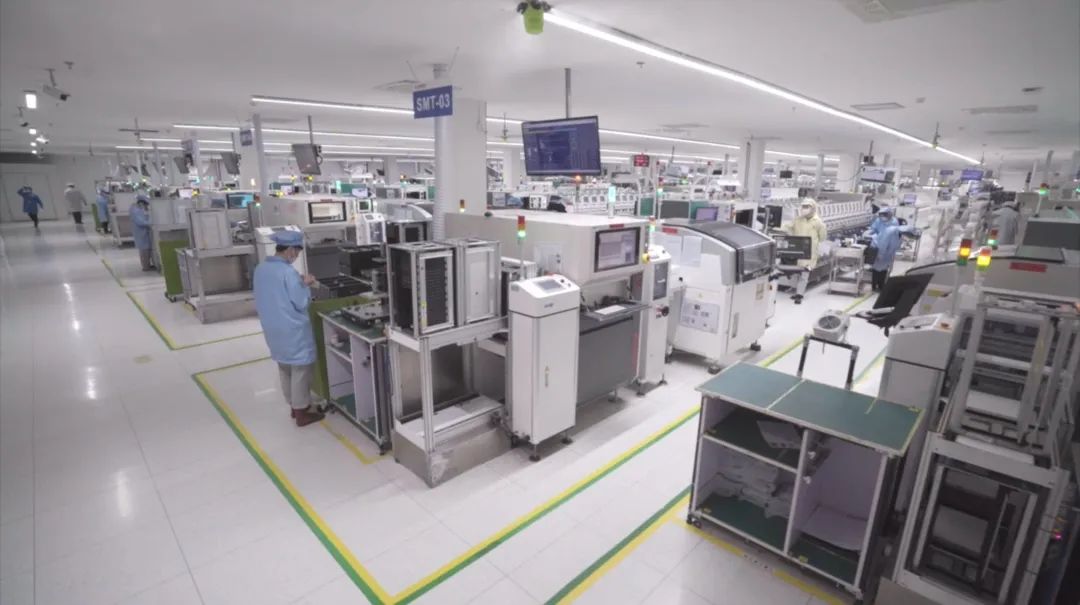华虹半导体(无锡)有限公司的生产车间里,自动化产线24小时不停运作着.