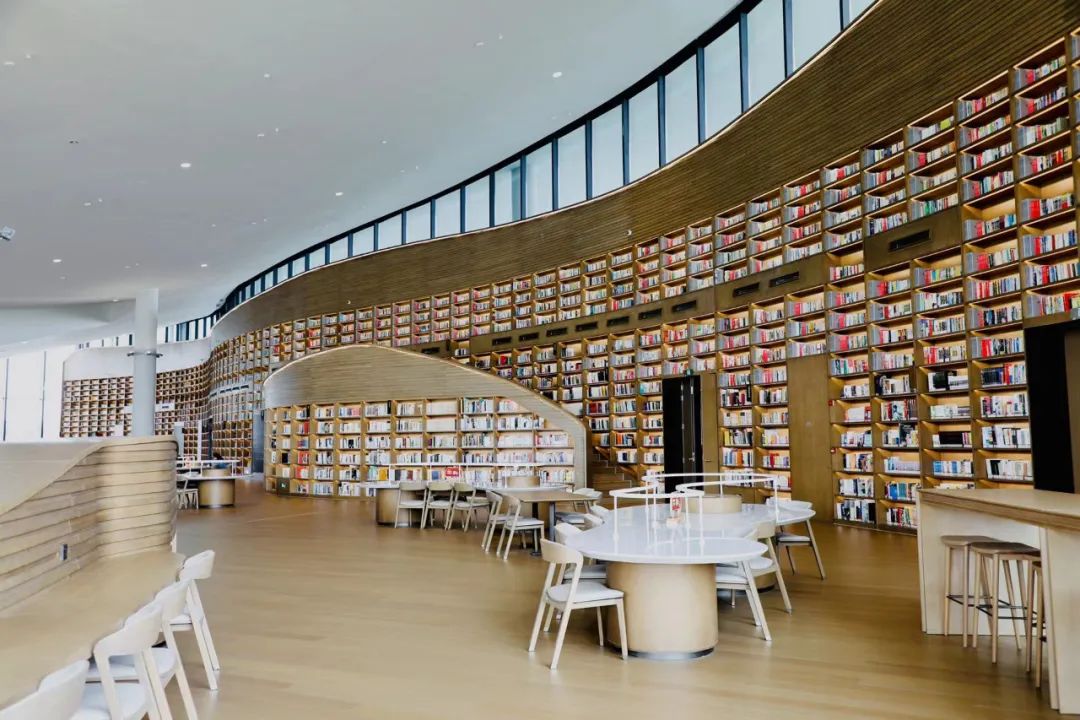 高达8米的书山区天府人文艺术图书馆拥有图书馆坐落于天府艺术公园内
