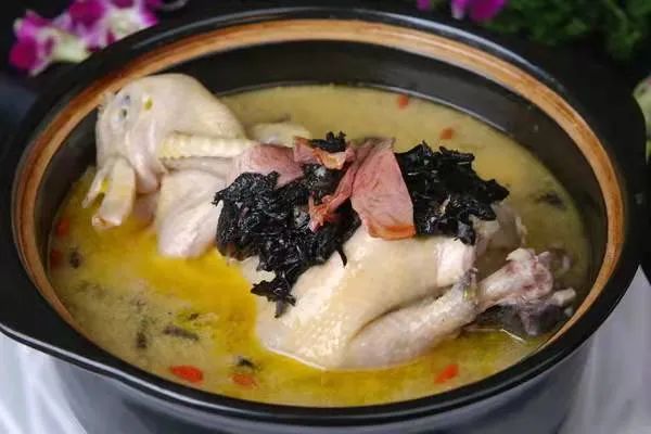 寻味丨在诗和远方中品味苗族美食小黑药炖鸡