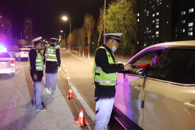 查处酒驾醉驾37起鄂尔多斯交警组织开展夜查统一行动