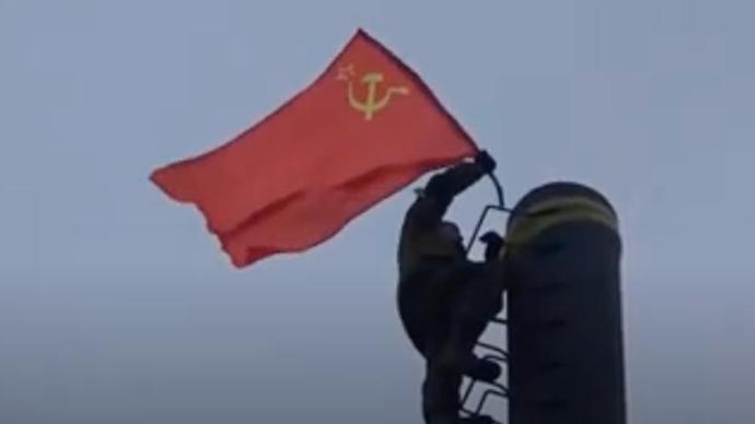 俄罗斯挂苏联红旗图片