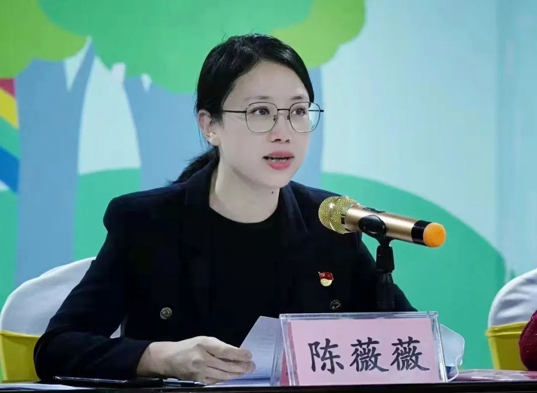 新当选的中共桂林市妇女联合会支部委员会书记陈薇薇作表态发言