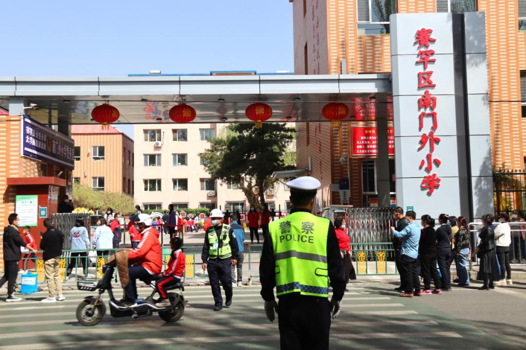小学即将开学复课赛罕交警这样做