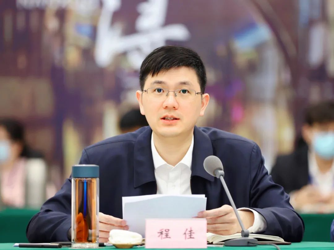 温建飞抓住项目牛鼻子增强经济动力源