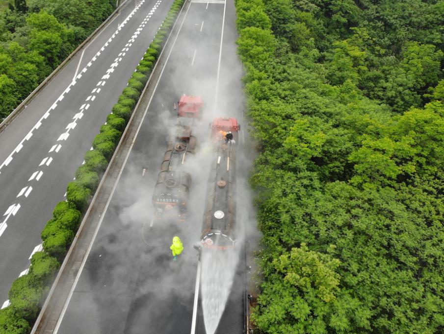 吓人湖南一高速酸雾弥漫强腐蚀性液体不断流出